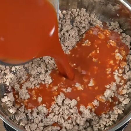 К фаршу наливаем 800 мл томатного сока. Томатный сок можно заменить нарезанными помидорами или использовать консервированные помидоры в собственном соку. 