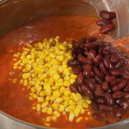 Суп закипел, добавляем 1 банку консервированной кукурузы и 1 банку консервированной красной фасоли. Фасоль можно отварить самому, а кукурузу использовать замороженную. 
