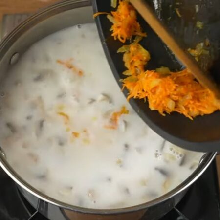 В суп кладем приготовленную овощную пассеровку, добавляем 1 лавровый лист