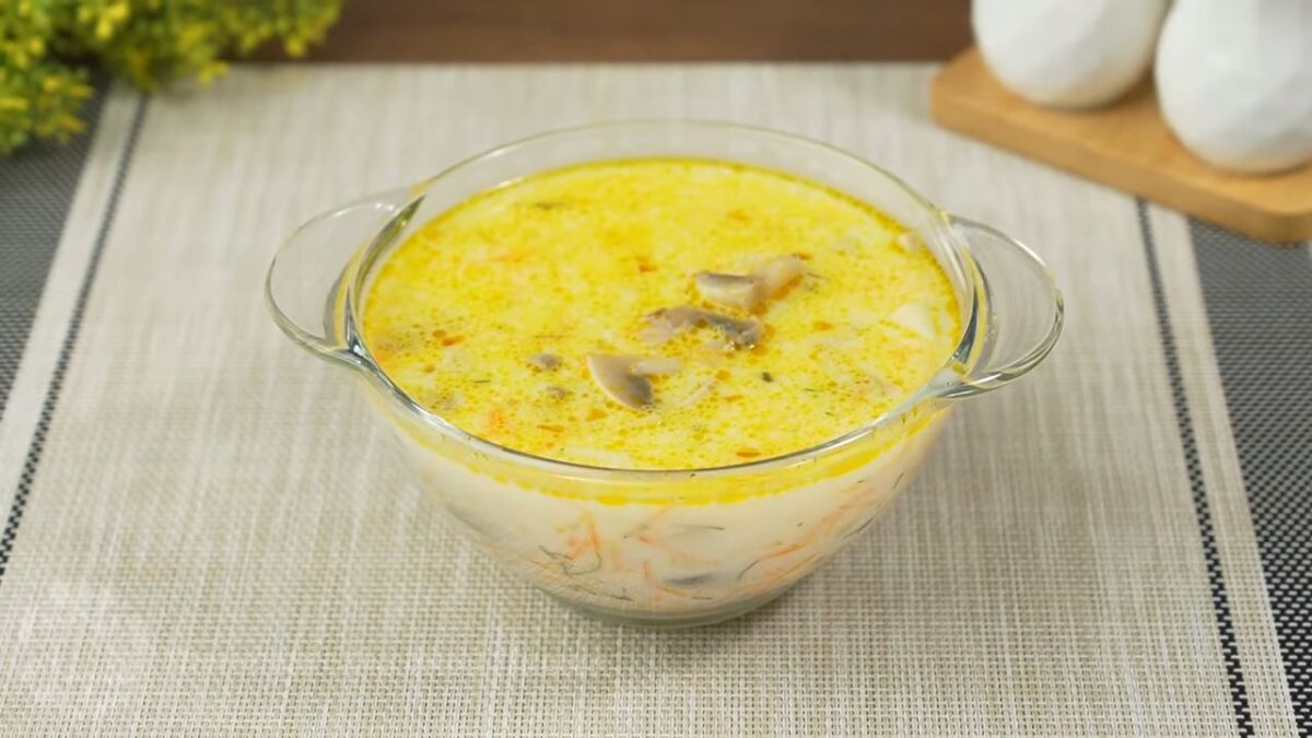 Суп с грибами получился очень вкусным и ароматным. Плавленный сыр придает супу особенный сливочный вкус и вид. Готовится он несложно и с его приготовлением справится каждый. 
