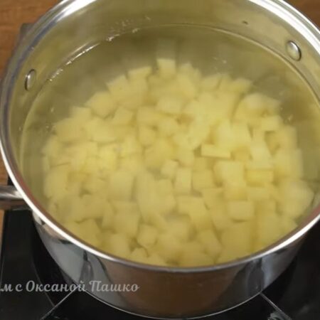 В четырех литровую кастрюлю кладем подготовленный картофель и наливаем 2 литра воды. Все ставим на огонь. Когда вода закипит, снимаем пену.