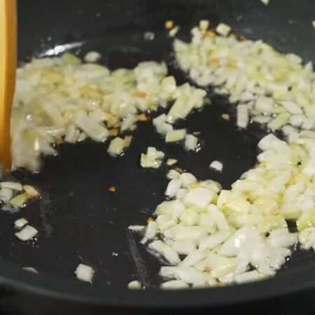 На сковороду с небольшим количеством растительного масла кладем нарезанный лук. Пассеруем лук до золотистости.