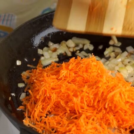 Когда лук подзолотился, добавляем тертую морковь и пассеруем все еще 3 минуты до мягкости моркови. Готовую пассеровку снимаем с огня.