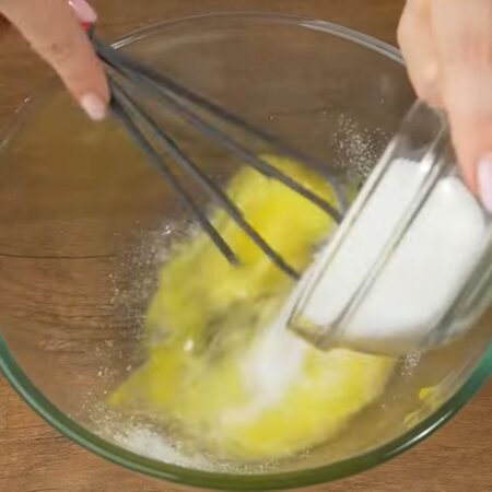 В миску разбиваем 2 яйца, начинаем взбивать и насыпаем 3 ст.л. сахара. 