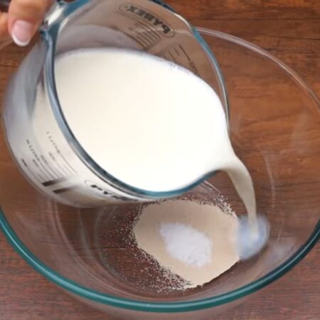 Сначала замесим тесто.
В миску насыпаем 7 г сухих дрожжей, насыпаем 0,5 ч.л. соли и наливаем 0,5 л теплого молока. 