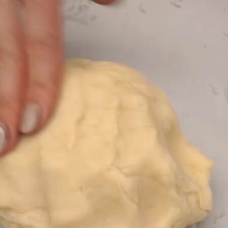 Тесто сначала вымешиваем ложкой, а затем руками. Тесто должно получиться мягким и однородным.