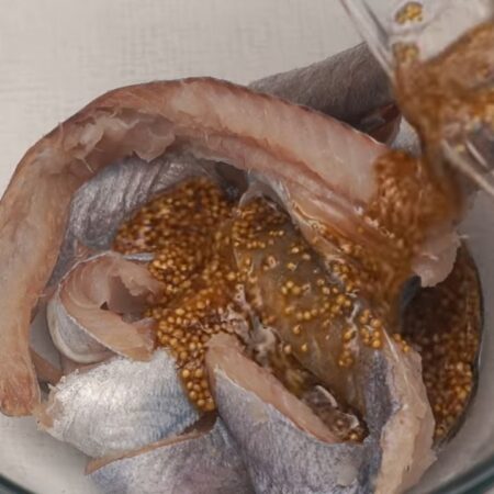 Подготовленное рыбное филе заливаем горчичным соусом, перемешиваем.