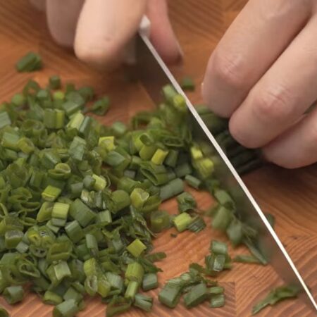 Мелко режем небольшой пучок зеленого лука.