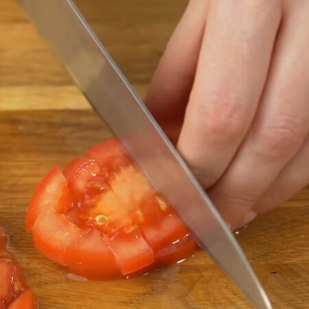 Два средних помидора нарезаем сначала пластинками, а затем пластинки режем кубиками.