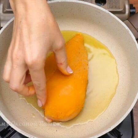 Подготовленное филе кладем на разогретую сковороду с растительным маслом.