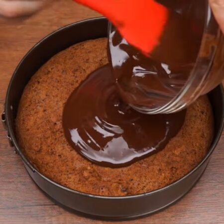 Растопленным шоколадом заливаем бисквит сверху. Оставляем при комнатной температуре, чтобы застыл шоколад.
