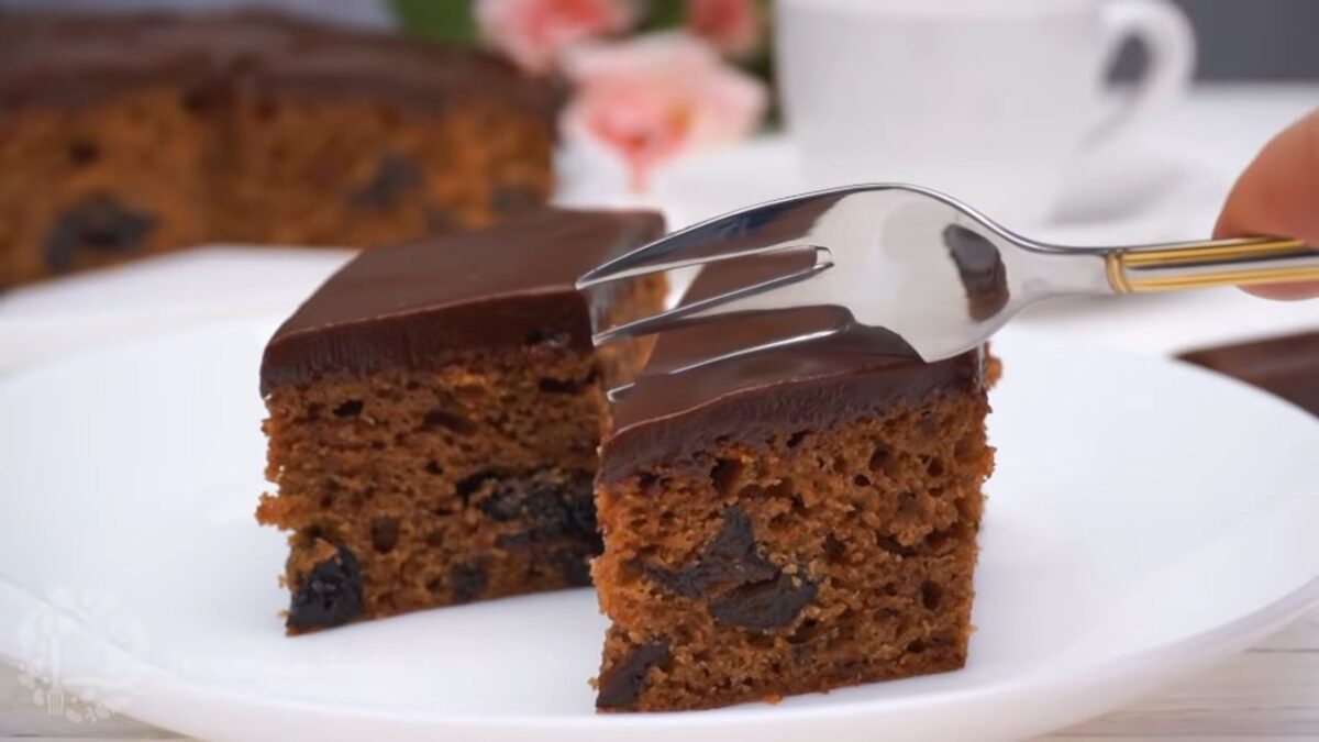 Шоколадное пирожное с черносливом получилось очень вкусным и аппетитным. В меру сладкий шоколадный бисквит отлично сочетается с черносливом, а растопленный верхний слой шоколада придает этому пирожному насыщенный шоколадный вкус.
