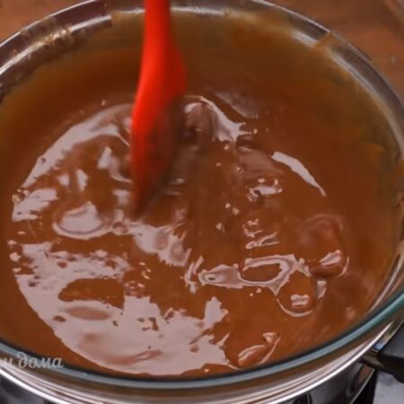 Топим шоколад с маслом периодически перемешивая. Как только основная часть шоколада растопилась, а в миске еще остались небольшие кусочки, снимаем миску с водяной бани, чтоб не перегреть шоколад, иначе он может свернуться.