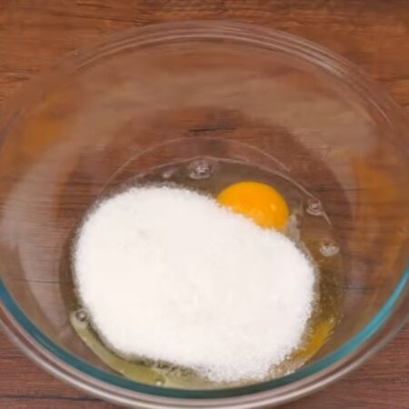 В отдельную миску разбиваем 2 яйца комнатной температуры. Сюда же насыпаем 120 г сахара. 