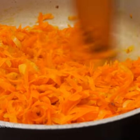 Все пассеруем примерно 5 минут на небольшом огне до мягкости морковки. 