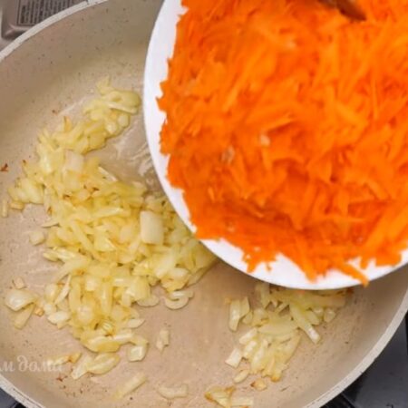 К луку добавляем тертую морковь. 