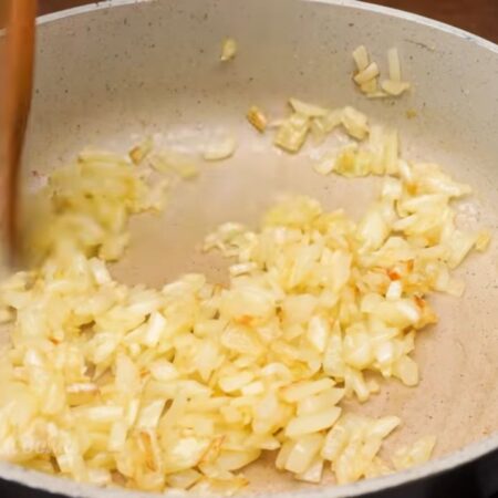 В сковороду с небольшим количеством растительного масла кладем подготовленный лук. Пассеруем до легкой золотистости.
