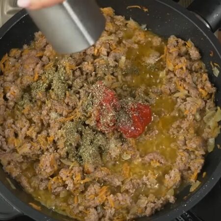  В самом конце все солим, добавляем 1 ст. л. томатной пасты, насыпаем 1 ч. л. тимьяна и перчим черным молотым перцем. 