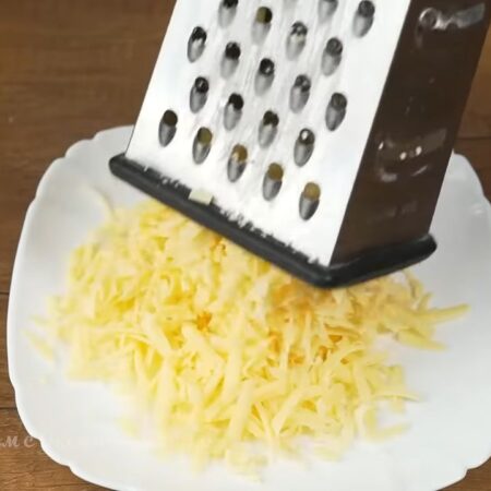 250 г сыра трем на терке. Сыр можно взять любой, главное чтобы он плавился.
