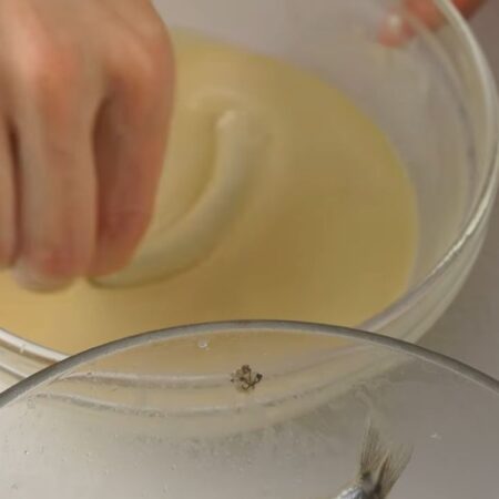 Помытую и очищенную мойву по одной штучке макаем в кляр и выкладываем на раскаленную сковороду с подсолнечным маслом. 