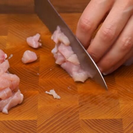 Мясо нарезаем небольшими кубиками.