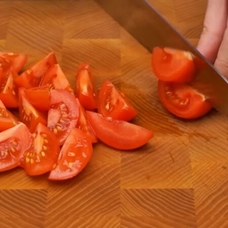 Сначала подготовим все ингредиенты.
200 г помидоров черри нарезаем дольками. Также можно использовать и обычные помидоры.