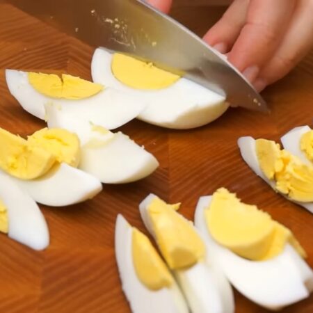 Два вареных яйца нарезаем красивыми дольками.