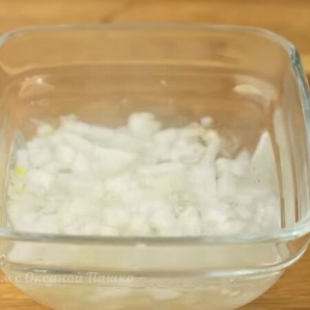 Нарезанный лук кладем в маленькую мисочку. Сюда же насыпаем 1/2 ч. л. соли. и 1 ч. л. сахара, наливаем 1 ст. л. уксуса и все заливаем кипятком. Перемешиваем, чтоб растворился сахар и соль. Оставляем на 10-15 минут мариноваться.

