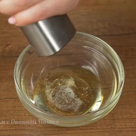Готовим заправку для салата.
В мисочку наливаем 2 ст. л. растительного масла, 1/2 ст. л. 9% уксуса, насыпаем 1/2 ч. л. соли и добавляем черный молотый перец по вкусу. Все перемешиваем. Соус должен стать более однородным и раствориться соль. 9% столовый уксус можно заменить яблочным уксусом или лимонным соком.