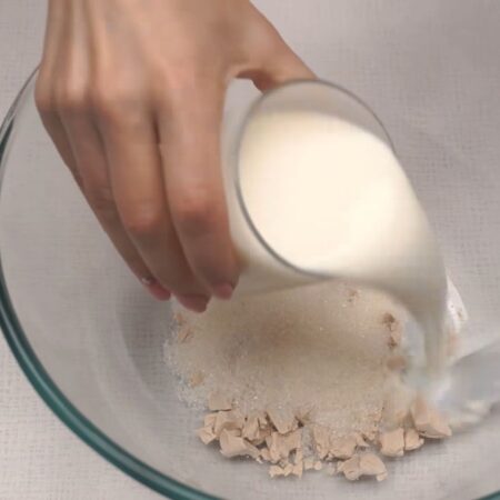 Приготовим тесто. 
В миску крошим 25 г прессованных дрожжей, насыпаем 1 чайную ложку соли,  4 столовые ложки сахара и стакан теплого молока.