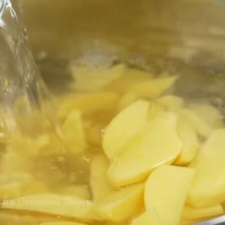 Подготовленный картофель кладем в кастрюлю. Все заливаем водой.