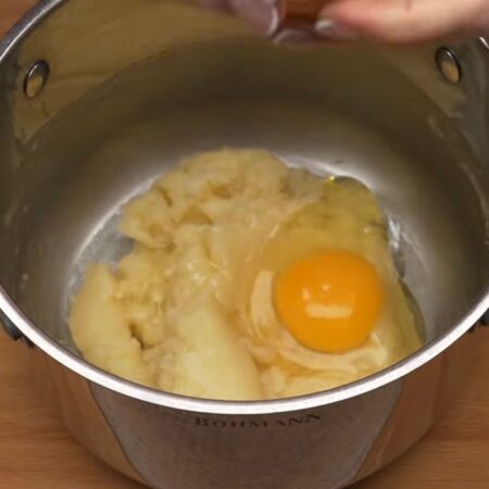 В тесто разбиваем 4 яйца по одному.