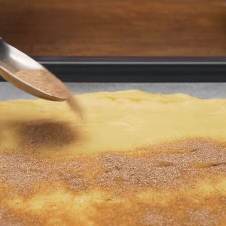 Приготовленным сахаром равномерно посыпаем тесто сверху. Если корицу не любите, то тесто можно посыпать только сахаром.
