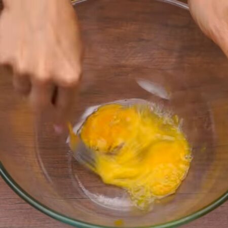Сначала замесим тесто для лепешек.
В миску разбиваем 1 яйцо, и немного взбиваем его вилкой. 
