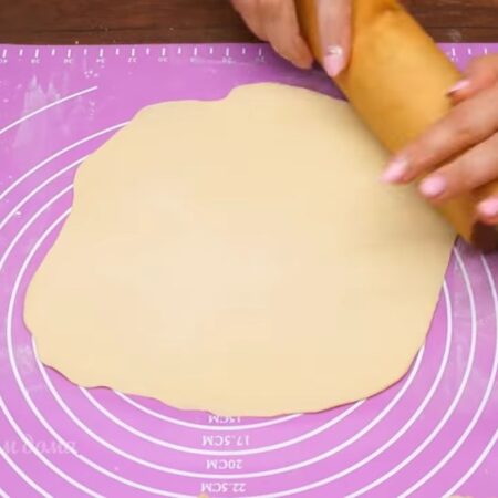 Подготовленное тесто раскатываем в тонкую круглую лепешку по размеру сковороды.