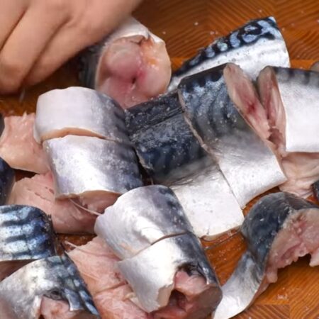 Нарезанную рыбу солим по вкусу. 