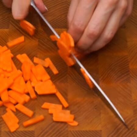 Две моркови нарезаем сначала на пластинки, а затем пластинки режем небольшими брусочками.
