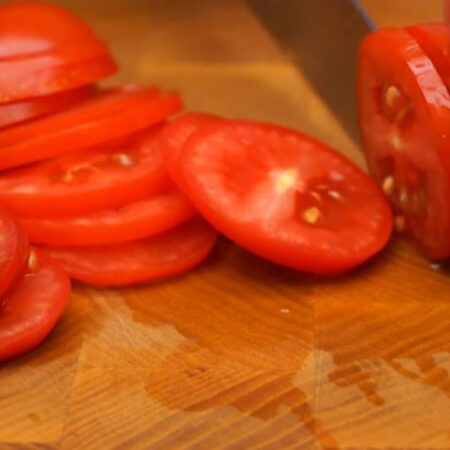 Сначала подготовим все ингредиенты.
Пять помидоров небольшого размера нарезаем кружочками.