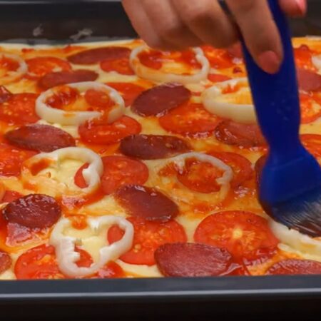 Пиццу вынимаем и по желанию смазываем любым томатным соусом или кетчупом. 