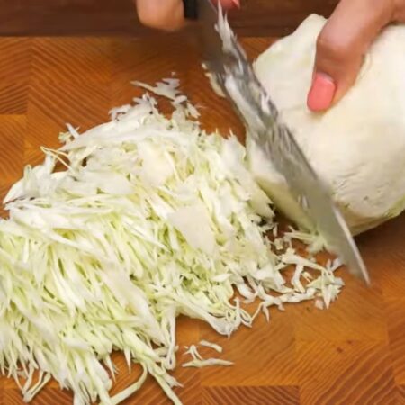 300 г белокочанной капусты мелко шинкуем ножом. Вместо белокачанной капусты можно использовать пекинскую капусту или салат айсберг.