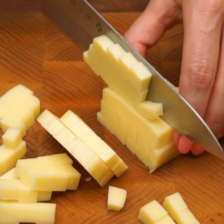 100 г сыра нарезаем небольшими кубиками. Также сыр можно потереть на крупной терке.