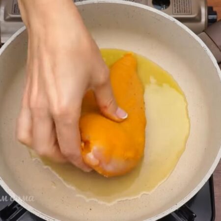 Подготовленное филе кладем на разогретую сковороду с растительным маслом. 