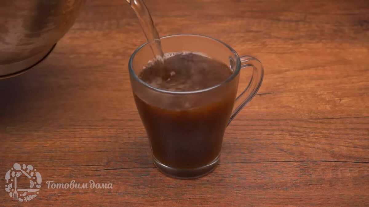 Сперва заварим кофе.
1 ч. л. с горкой молотого кофе заливаем 200 мл. кипятка. Даем ему завариться 3-5 минут и фильтруем. Также можно взять растворимый кофе.
