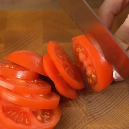 Четыре-пять помидоров тоже нарезаем кружочками. Помидоры и лук желательно использовать среднего размера, чтобы получившиеся кружочки были приблизительно такого же размера, как и скумбрия.
