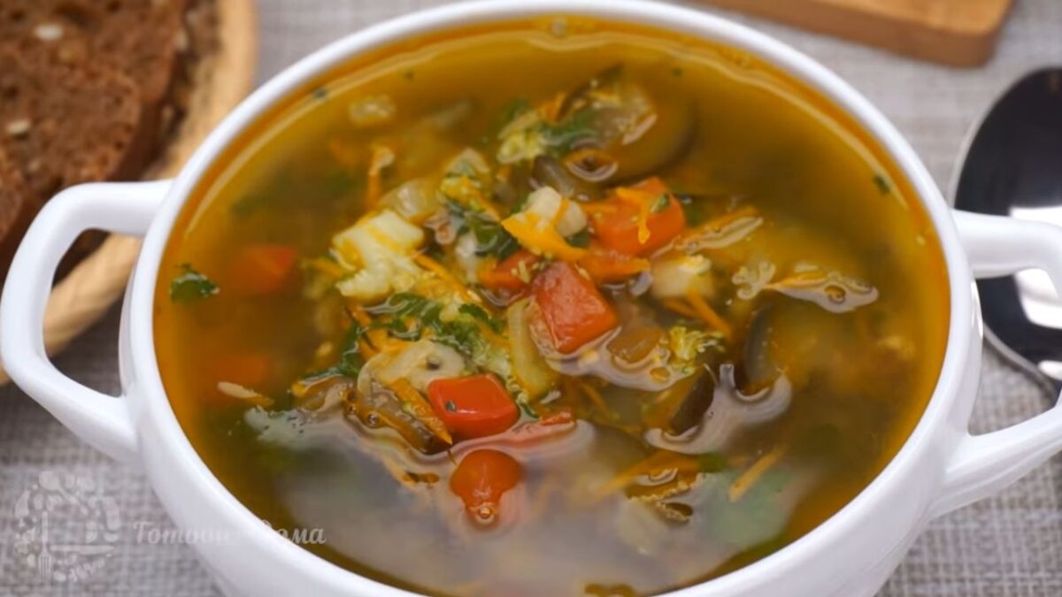 Овощной суп с брокколи и баклажанами получился очень ароматный и вкусный. Такой суп легко готовится и с его приготовлением справится каждый. По желанию такой суп можно сварить на мясном бульоне или добавить фрикадельки. Также для сытости можно добавить картошку.
