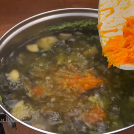 Прошло 3 минуты, в суп добавляем добавляем овощную пассеровку.