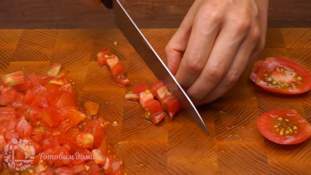 Два-три помидора среднего размера нарезаем кубиками.