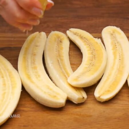 Бананы поливаем лимонным соком с двух сторон и распределяем сок по бананам руками. Это делается для того, чтобы бананы не потемнели.

