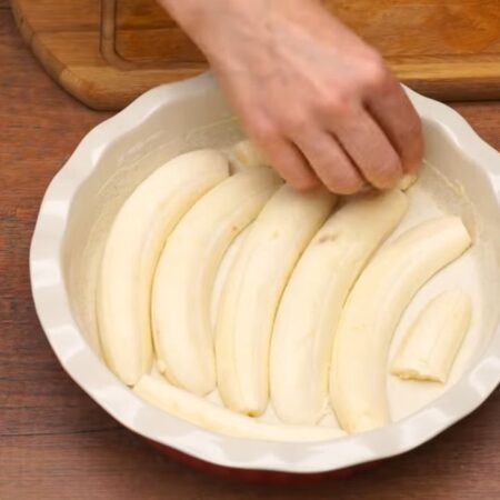 Половинки бананов кладем на дно подготовленной формы срезом вниз.