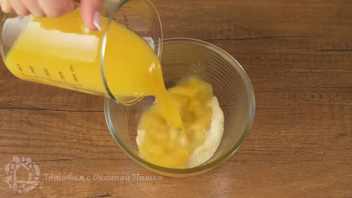 В мисочку насыпаем 15 г желатина и наливаем 300 мл апельсинового сока. Все перемешиваем и оставляем на 10 минут, пока набухнет желатин.